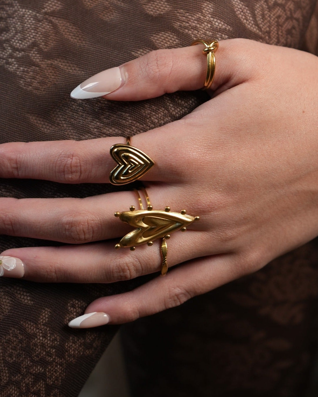 hand met 3 ringen waarvan twee hartjes ringen