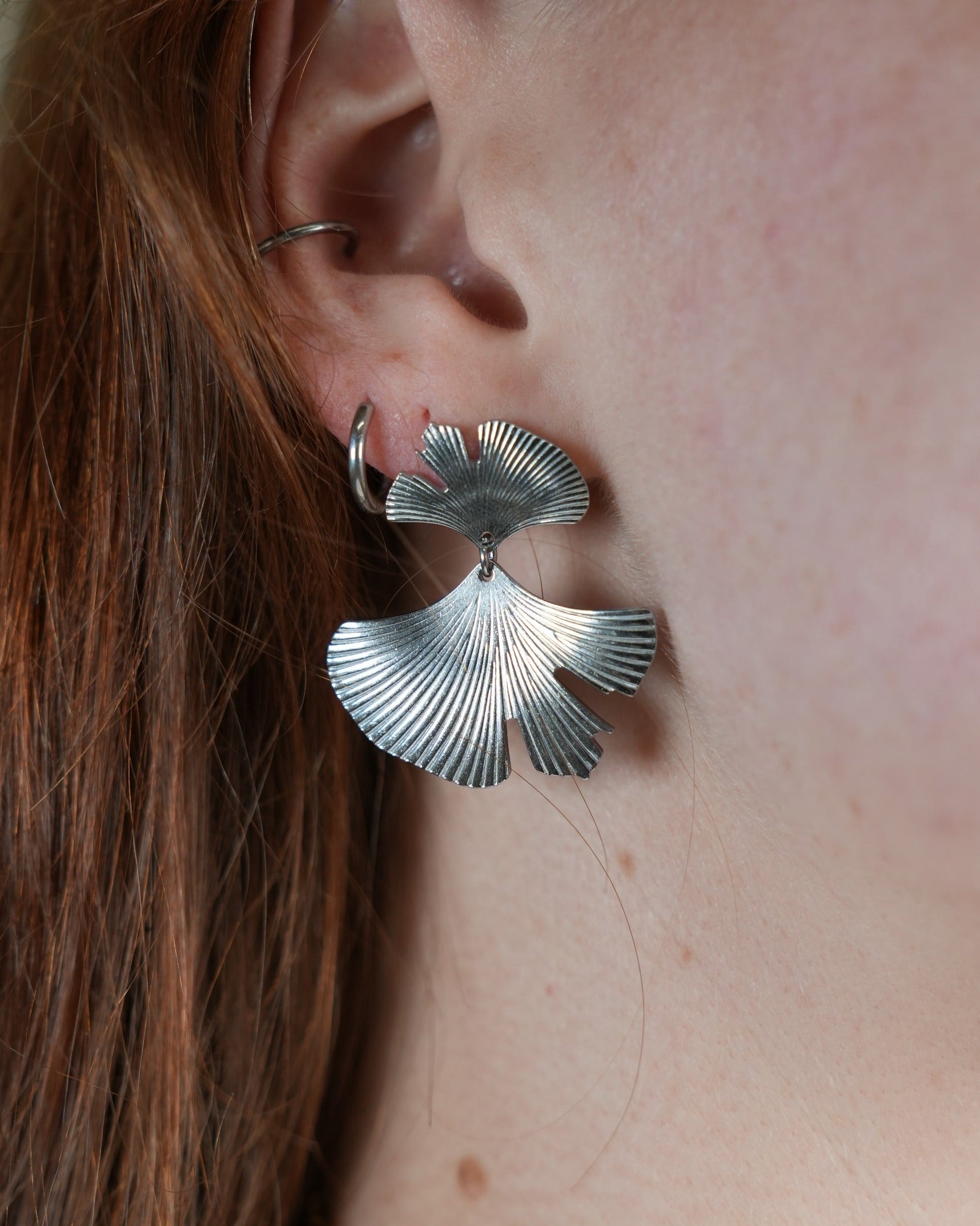 zilverkleurige statement oorbel
