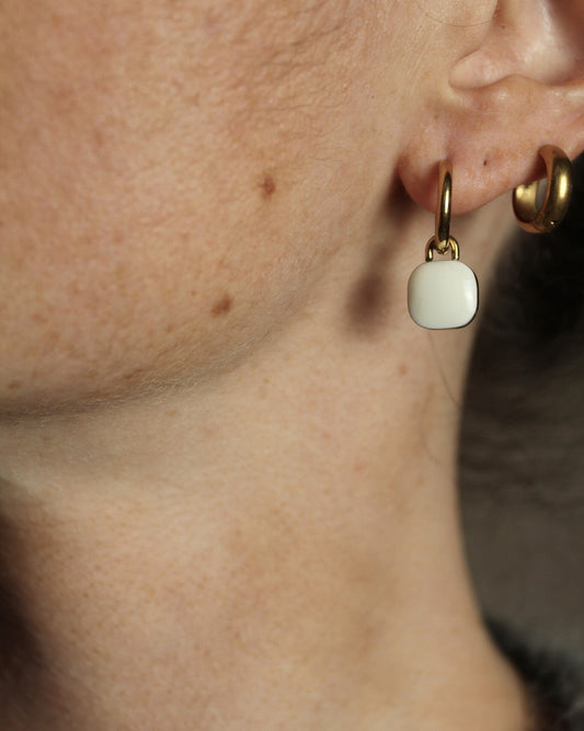 oorbellen met een wit vierkantje met goudkleurige hoops