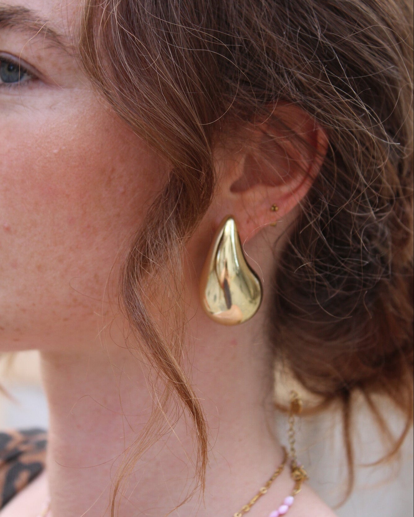 druppelvormige oorbel in het goudkleurig