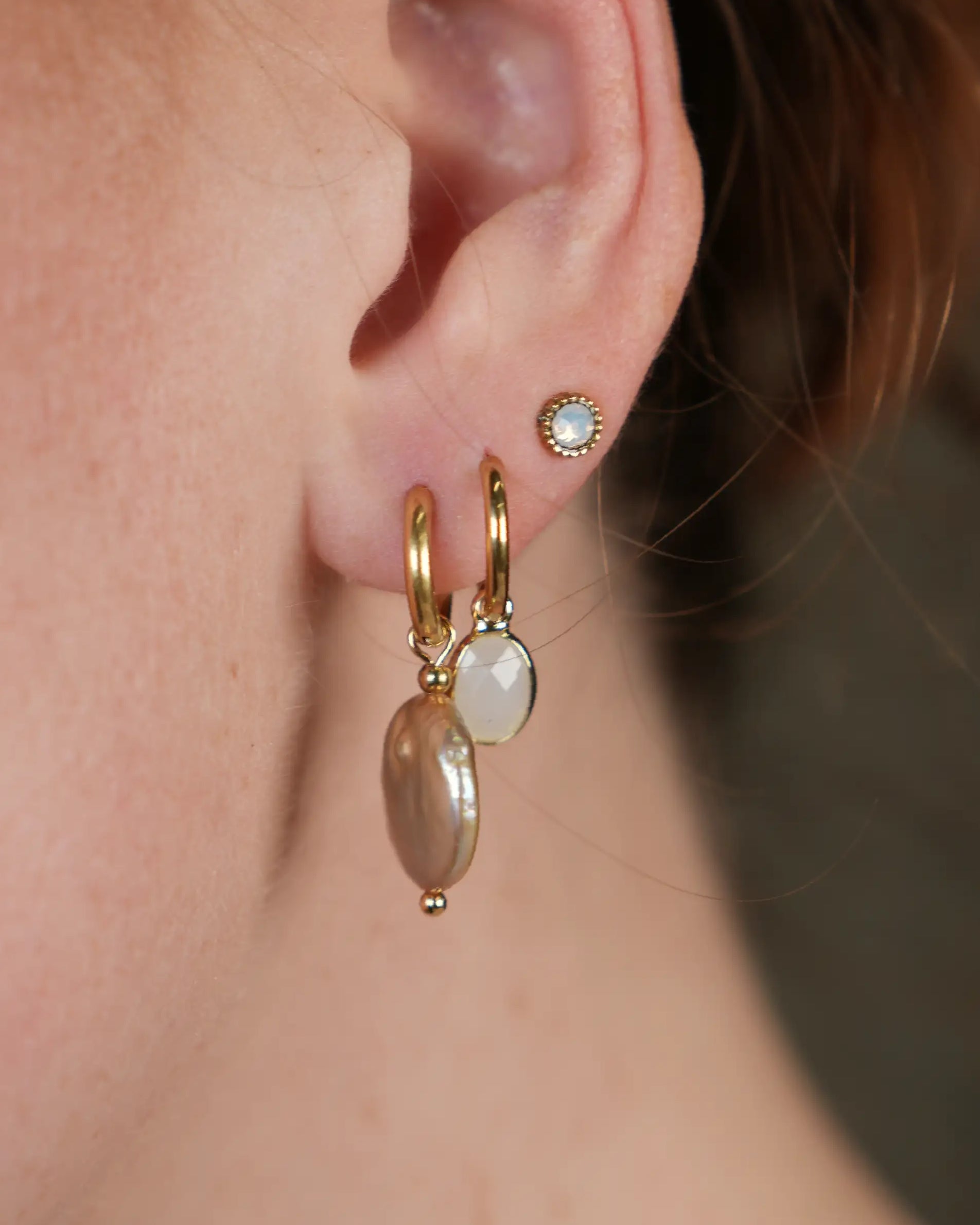 oorbel in het ovaalvorm in het wit