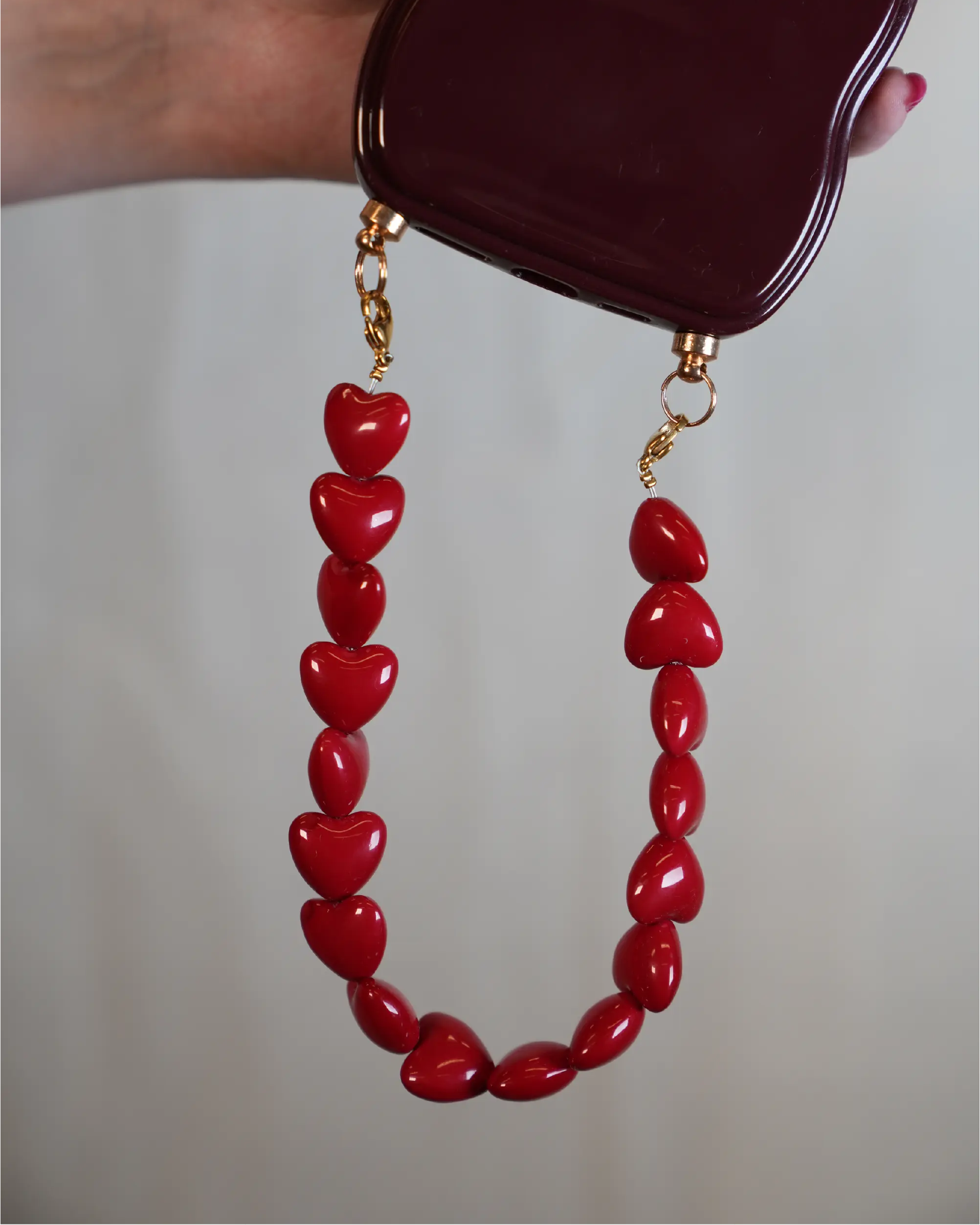 Rode telefoonkoord met hartjes patroon in het goudkleurig